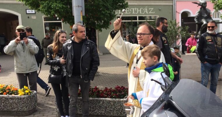 Motorok megáldása a Free Chapter nemzetközi motoros egyesület szezonnyitó rendezvényén, Tapolcán