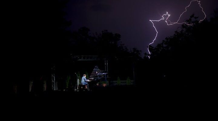 Nagyboldogasszony búcsú Tapolcán, ünnepi koncert varázsos égi fényekkel 2015. augusztus 15-én – Bogányi Gergely különleges hangulatú koncertje