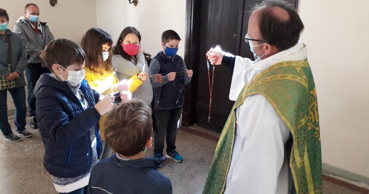 „Ha egymillió gyermek imádkozza a rózsafüzért, a világ megváltozik”. (Pio atya)